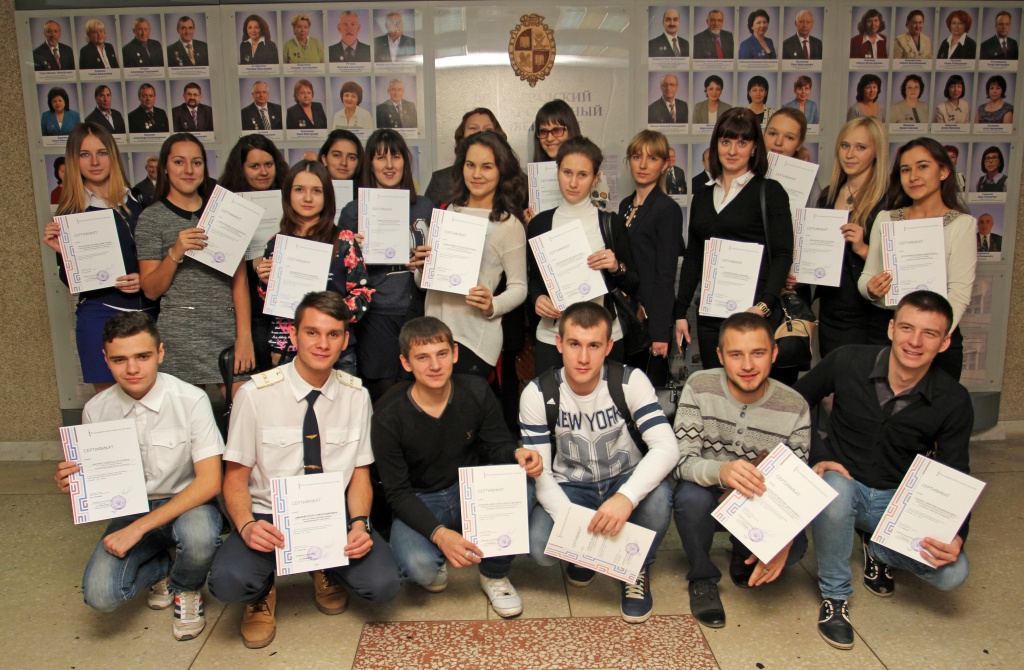 В ВолГУ вручили сертификаты участникам школы волонтера (3).JPG